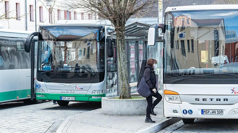 Das Busfahren für Azubis kostet in Main-Spessart aktuell 365 Euro im Jahr. Der Kreis sucht nach Möglichkeiten, das Ticket noch günstiger zu machen. Das Busfahren für Azubis kostet in Main-Spessart aktuell 365 Euro im Jahr. Der Kreis sucht nach Möglichkeiten, das Ticket noch günstiger zu machen. 