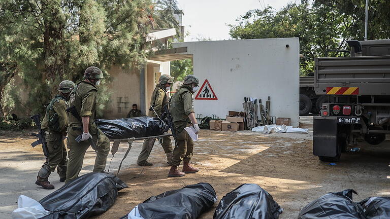 Nach Hamas Großangriff - Kfar Aza.jpeg - Streitkräfte bergen die Leichen israelischer Bewohner aus einem Haus. Immer deutlicher wird, dass die Terrorkommandos der Hamas wahllos auch Kinder und gar Babys ermordeten. Nach Hamas Großangriff - Kfar Aza.jpeg - Streitkräfte bergen die Leichen israelischer Bewohner aus einem Haus. Immer deutlicher wird, dass die Terrorkommandos der Hamas wahllos auch Kinder und gar Babys ermordeten.