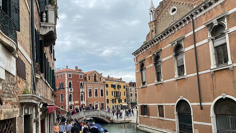 Touristen im Stadtzentrum von Venedig.jpeg       -  Venedig lockt nicht nur große Mengen an Touristen an, viele wollen offenbar in die zahlreichen Kanäle springen.