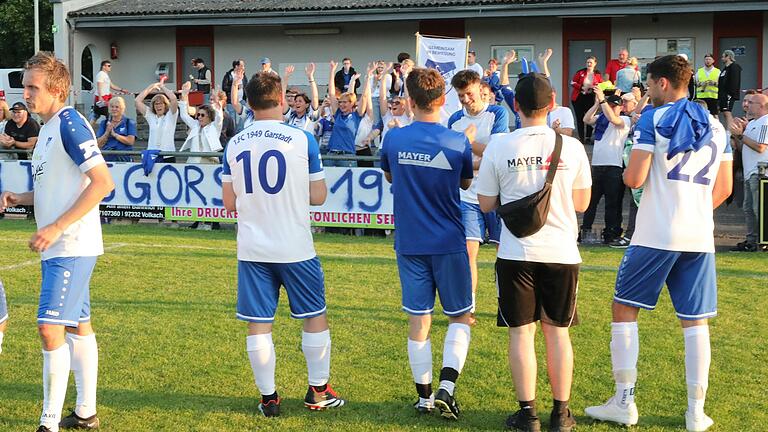 Die Fans des FC Garstadt trösteten die Spieler nach dem Abstieg in die A-Klasse. Spielertrainer Jens Hart (links) war tief traurig nach der 1:2-Niederlage gegen Castell-Wiesenbronn.