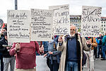 Rund 300 Menschen nehmen am Samstag 19.04.25 am Ostermarsch durch Würzburg teil. Er hat zum Thema: Den Frieden gewinnen - nicht den Krieg'. Sie demonstrieren gegen die weltweite Aufrüstung.