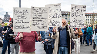 Rund 300 Menschen nehmen am Samstag 19.04.25 am Ostermarsch durch Würzburg teil. Er hat zum Thema: Den Frieden gewinnen - nicht den Krieg'. Sie demonstrieren gegen die weltweite Aufrüstung.