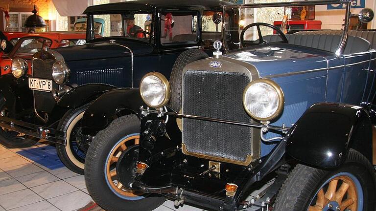 Zwei Raritäten: Der Ford A und der italienische Ansaldo.