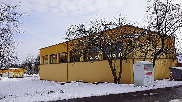 Bei Turnhalle zweigleisig fahren       -  (swe) Der Gemeinderat Rauhenebrach hatte vor einigen Monaten diskutiert, ob die Schulturnhalle in Untersteinbach nur saniert oder erweitert werden soll. Bürgermeister Bäuerlein bat den Rat nun um Zustimmung, &bdquo;zweigleisig zu fahren&ldquo;. Er will einerseits die Sanierung im Kommunalen Investitionsprogramm KIP anmelden, hier gibt es die Chance auf 90-prozentige Förderung. Gleichzeitig sollen die Möglichkeiten einer Erweiterung geprüft werden. Unter 1,5 bis 2 Millionen Euro würden die Investitionen mindestens betragen.