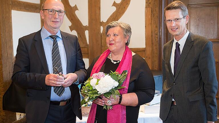 Wirtschaftsförderer Hans Schnabel ist von OB Sebastian Remelé (rechts) in den Ruhestand verabschiedet worden. Mit dabei: Schnabels Ehefrau Irmi.