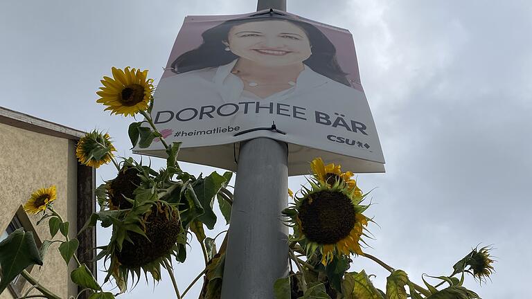 Bloß nicht den Kopf hängen lassen: Trotz hoher Stimmenverluste hat Dorothee Bär wieder das Direktmandat für die CSU im Bundestag erreicht. Bloß nicht den Kopf hängen lassen: Trotz hoher Stimmenverluste hat Dorothee Bär wieder das Direktmandat für die CSU im Bundestag erreicht.