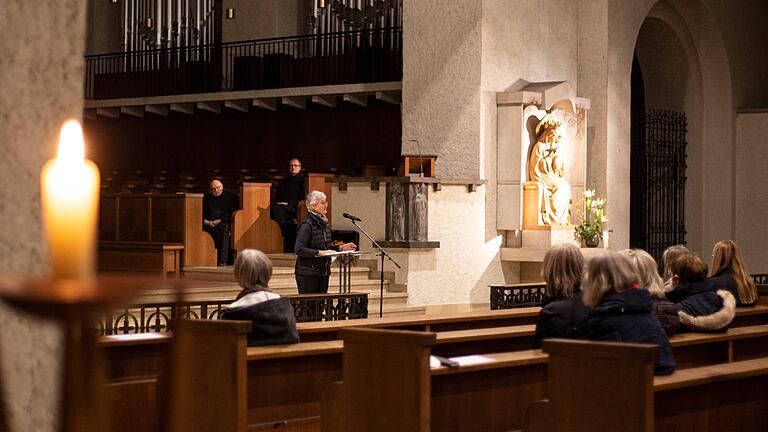 Schwester Katharina Ganz bei der Lesung in der Abteikirche Münsterschwarzach.