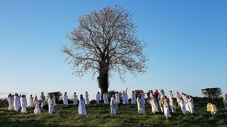 Keltisches Ritual zum Sommeranfang auf dem Uisneach, dem heiligen Berg der Kelten.