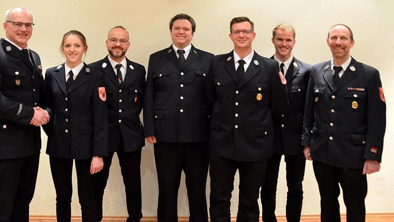 Fünf Neuzugänge konnte die Garitzer  Feuerwehrführung mit Handschlag neu in ihre Reihen aufnehmen (von links): Kommandant Ralf Schubert mit Alicia Keßler, Heiko Lurz, Christian Hartmann, Marko Ebert, Fabian Werner und stellvertretender Kommandant Georg Schmitt. Peter Rauch       -  Fünf Neuzugänge konnte die Garitzer  Feuerwehrführung mit Handschlag neu in ihre Reihen aufnehmen (von links): Kommandant Ralf Schubert mit Alicia Keßler, Heiko Lurz, Christian Hartmann, Marko Ebert, Fabian Werner und stellvertretender Kommandant Georg Schmitt. Peter Rauch