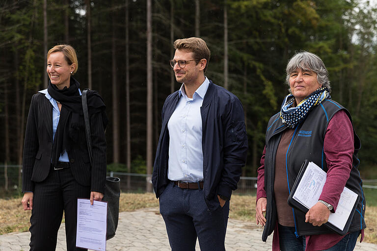 Von links: Werkleiterin Eva von Vietinghoff-Scheel und Betriebsleiter Simon Brand von der FWM (Fernwasserversorgung Mittelmain) mit Andrea Eik vom Ingenieurbüro Arz, das die Baustelle am Hochbehälter verantwortet. Von links: Werkleiterin Eva von Vietinghoff-Scheel und Betriebsleiter Simon Brand von der FWM (Fernwasserversorgung Mittelmain) mit Andrea Eik vom Ingenieurbüro Arz, das die Baustelle am Hochbehälter verantwortet.