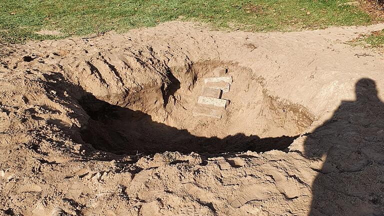 Dieses große Loch haben Diebe in den Sandkasten des Spielplatzes am Eisenbergring in Wiesentheid gebuddelt und so vier Kubikmeter Sand gestohlen. Dieses große Loch haben Diebe in den Sandkasten des Spielplatzes am Eisenbergring in Wiesentheid gebuddelt und so vier Kubikmeter Sand gestohlen.