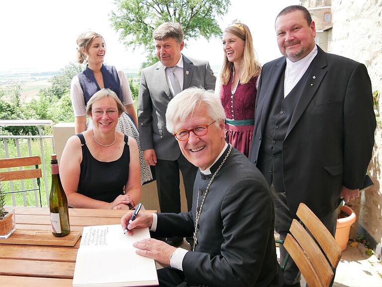 Landesbischof Heinrich Bedford-Strohm trug sich im Beisein von Pfarrerin Ivonne Kleinschroth, Weinprinzessin Alisia Fragner, Bürgermeister Karl Schmidt, Weinprinzessin Sarah Schmidt und Dekan Karl-Uwe Rasp ins Goldene Buch ein. Landesbischof Heinrich Bedford-Strohm trug sich im Beisein von Pfarrerin Ivonne Kleinschroth, Weinprinzessin Alisia Fragner, Bürgermeister Karl Schmidt, Weinprinzessin Sarah Schmidt und Dekan Karl-Uwe Rasp ins Goldene Buch ein.