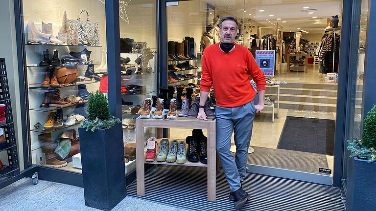 Laut Axel Schöll, Schweinfurter Kreisvorsitzender des bayerischen Handelsverbands und Inhaber von Schuh Schöll, gibt es derzeit keine großen Personalausfälle. Laut Axel Schöll, Schweinfurter Kreisvorsitzender des bayerischen Handelsverbands und Inhaber von Schuh Schöll, gibt es derzeit keine großen Personalausfälle. 