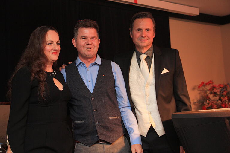 Das Bild zeigt die Leiterin und Regisseurin des Kleinen Stadttheaters, Silvia Kirchhof, ihren Mann Achim Hofmann (rechts) und Mario Döpfner, den zweiten Vorsitzenden des Theatervereins.