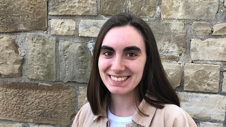 Valerie Hartmann, Studentin aus Würzburg, erstellte im Rahmen ihrer Bachelor-Arbeit die App für die Allianz Fränkischer Grabfeldgau. Valerie Hartmann, Studentin aus Würzburg, erstellte im Rahmen ihrer Bachelor-Arbeit die App für die Allianz Fränkischer Grabfeldgau. 