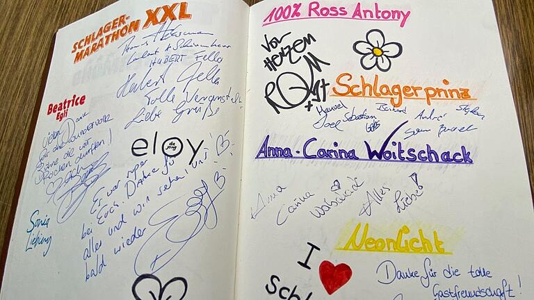 Verewigt im Goldenen Buch der Stadt: Die Stars des Schlager-Marathons bedanken sich in Mellrichstadt für die tolle Gastfreundschaft. Verewigt im Goldenen Buch der Stadt: Die Stars des Schlager-Marathons bedanken sich in Mellrichstadt für die tolle Gastfreundschaft.