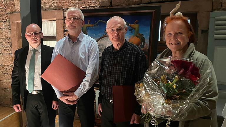 Jürgen Lippert (links) mit den ersten Preisträgern des neuen Gemündener Kunst- und Kulturpreises (von links): Ulrich Herteux, Alfons Lindner und Brigitte Heck. Jürgen Lippert (links) mit den ersten Preisträgern des neuen Gemündener Kunst- und Kulturpreises (von links): Ulrich Herteux, Alfons Lindner und Brigitte Heck.
