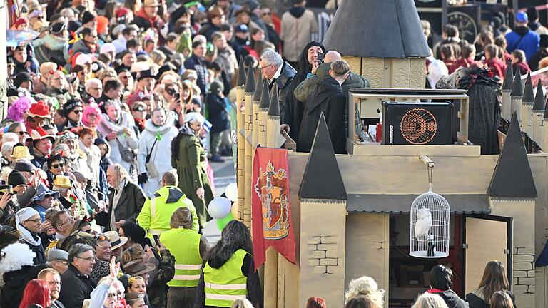 Der erste Umzug nach der Pandemie: Mitte Februar vergangenen Jahres schlängelte sich der Gaudiwurm durch Dettelbach. Der erste Umzug nach der Pandemie: Mitte Februar vergangenen Jahres schlängelte sich der Gaudiwurm durch Dettelbach.