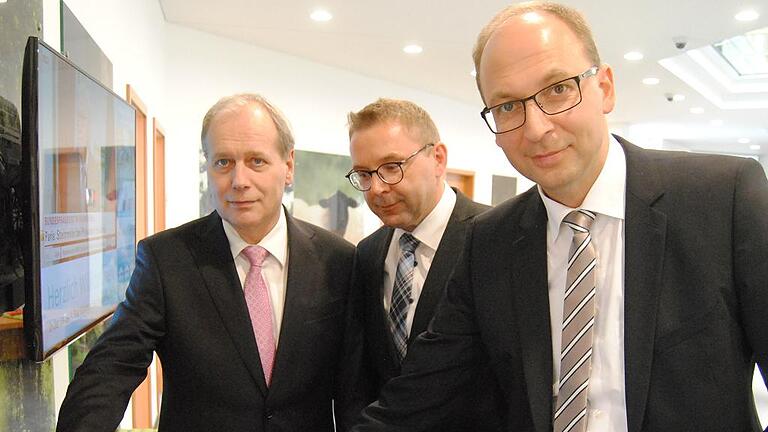 In weitere Digitalisierung bei der Betreuung ihrer Kunden investieren die Genossenschaftsbanken im Landkreis mit Roland Knoll, Wolfgang Menninger und Rainer Geis (von links). In weitere Digitalisierung bei der Betreuung ihrer Kunden investieren die Genossenschaftsbanken im Landkreis mit Roland Knoll, Wolfgang Menninger und Rainer Geis (von links).