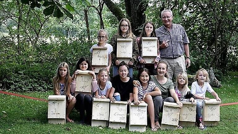 Aktiv für den Naturschutz: Stolz präsentierten die jungen Camp-Teilnehmer mit Frank Michalowski ihre selbst gebauten Fledermausbehausungen.