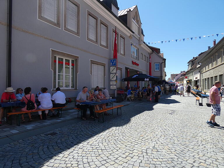 Vor der Sparkasse ließ es sich im Schatten gut tafeln. Vor der Sparkasse ließ es sich im Schatten gut tafeln.