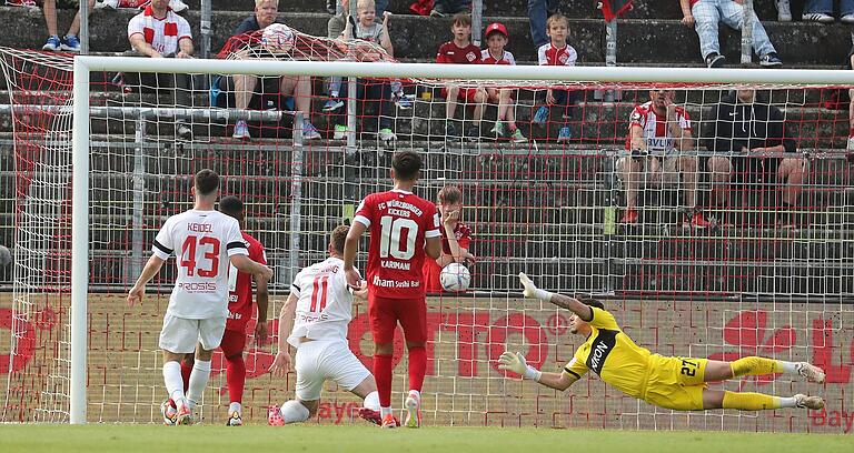 Ingolstadts Sebastian Groenning (Nummer 11) trifft kurz vor der Halbzeit zum 1:1. Ingolstadts Sebastian Groenning (Nummer 11) trifft kurz vor der Halbzeit zum 1:1.