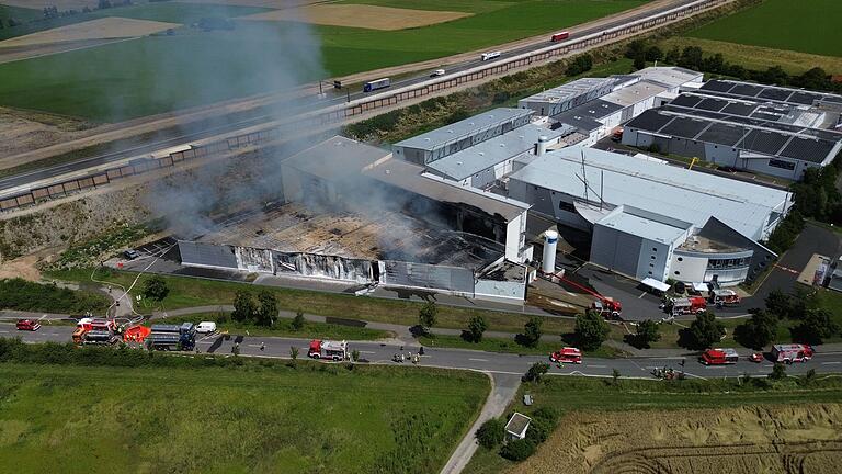 Bis auf die Grundmauern abgebrannt, ist die Produktionshalle der Firma Kräuter Mix in Abtswind. Bis auf die Grundmauern abgebrannt, ist die Produktionshalle der Firma Kräuter Mix in Abtswind.