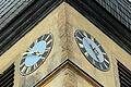 Die Kirchturmuhr in Höchheim muss repariert werden. Noch steht sie auf 8 Minuten vor 5 Uhr.