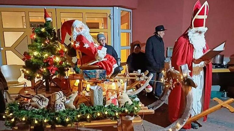 Der Nikolaus (Franz Amthor) kam mit seinem großen Schlitten, auf dem er die vielen Geschenke für „Die Coolen Gartenwölfe“ transportierte. Der Nikolaus (Franz Amthor) kam mit seinem großen Schlitten, auf dem er die vielen Geschenke für „Die Coolen Gartenwölfe“ transportierte.