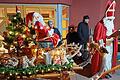 Der Nikolaus (Franz Amthor) kam mit seinem großen Schlitten, auf dem er die vielen Geschenke für „Die Coolen Gartenwölfe“ transportierte.