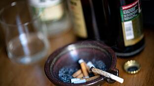 Cannabis- und Alkoholkonsum       -  Pandemiejahr 2020: Jugendliche litten weniger unter den Folgen exzessiven Drogenkonsums, waren aber häufiger einsam und depressiv.