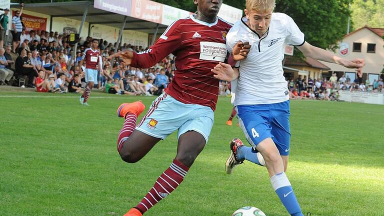 spo-2015-1-js       -  Toller Juniorenfußball vor vollbesetzter Tribüne wird auch in diesem Jahr bei der TSVgg Hausen geboten. Unser Archivbild aus dem Jahr 2015 zeigt eine Final-Szene zwischen Westham United (links) und dem späteren Sieger von Zenith St. Petersburg.Foto: Jürgen Schmitt