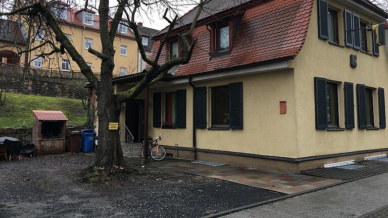 Der Streit um die von der Studentenverbindung Moeno geplanten Erweiterung des so genannten Moeno-Hauses hinter dem Rückert-Zentrum geht weiter: Der Stadtrat lehnte den Bauantrag ab, der OB hält das für rechtswidrig und wendet sich an die Regierung. Der Streit um die von der Studentenverbindung Moeno geplanten Erweiterung des so genannten Moeno-Hauses hinter dem Rückert-Zentrum geht weiter: Der Stadtrat lehnte den Bauantrag ab, der OB hält das für rechtswidrig und wendet sich an die Regierung.