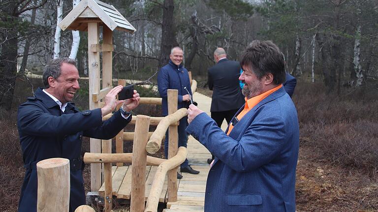 Minister Thorsten Glauber hatte mit seinem Parteikollegen Gerald Pittner (rechts) von den Freien Wählern spaßige Momente im Schwarzen Moor.