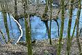Am Tag des Unfalls waren die Ölschlieren auf der Hafenlohr gut erkennbar. Links im Bild ist eine sogenannte Ölsperre, die die Verbreitung des Öls entlang des Flusses verhindern sollte.&nbsp;