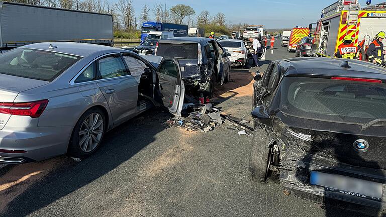 Mit einem Trümmerfeld und vielen Verletzten hatten es die Rettungskräfte am Freitag auf der A3 bei Helmstadt zu tun. Mit einem Trümmerfeld und vielen Verletzten hatten es die Rettungskräfte am Freitag auf der A3 bei Helmstadt zu tun.