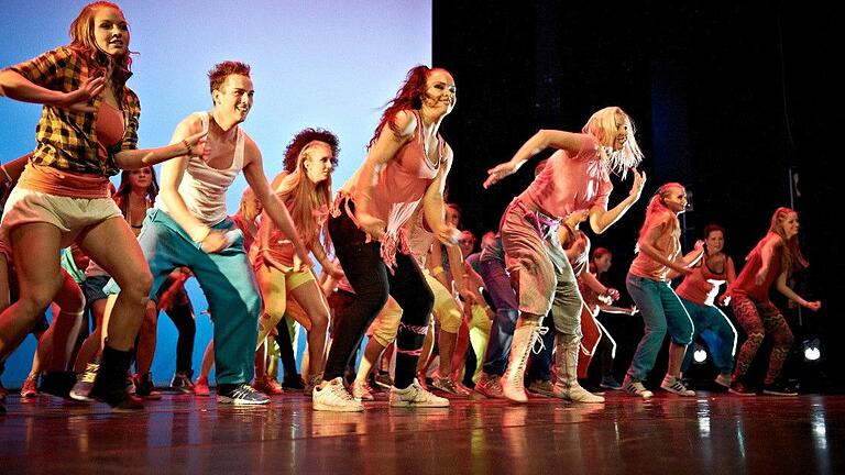 Schule in Bewegung: Angehende Fachleute für Gymnastik von der 'Kleine-Nestler-Schule' in München choreographierten den Flashmob. Schule in Bewegung: Angehende Fachleute für Gymnastik von der 'Kleine-Nestler-Schule' in München choreographierten den Flashmob.