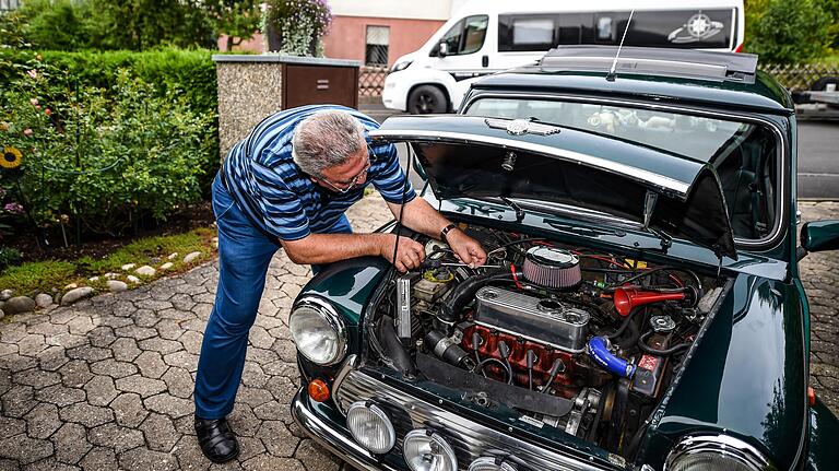 Versierter Schrauber: Bis vor einem Jahr hielt Werner Jegers alle seine Minis selbst in Schuss. Versierter Schrauber: Bis vor einem Jahr hielt Werner Jegers alle seine Minis selbst in Schuss.