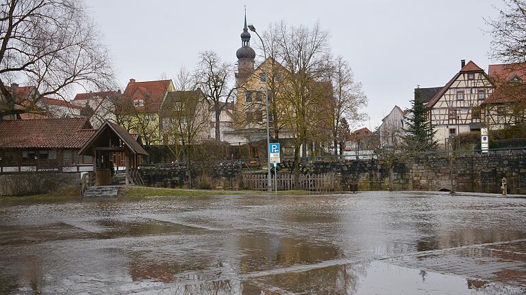 Überflutet: Der Parkplatz Streuwiese in Mellrichstadt. Überflutet: Der Parkplatz Streuwiese in Mellrichstadt.