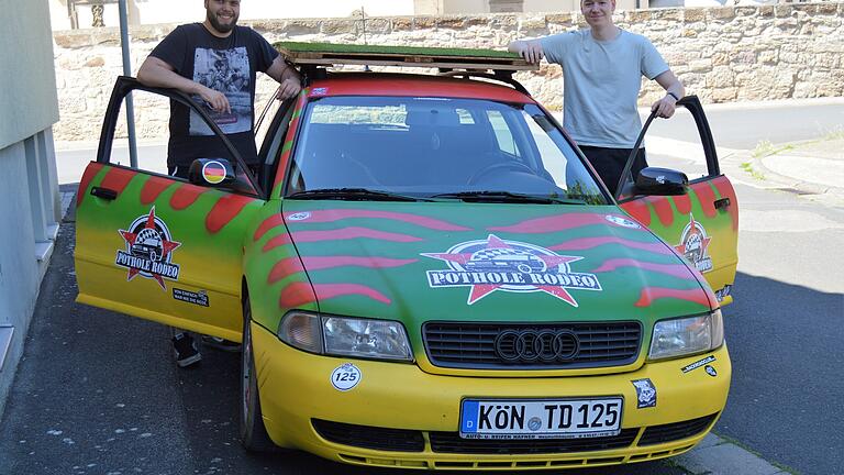 Nehmen mit ihrem Audi A4 B5 zum ersten Mal am „Pothole Rodeo Deutschland“ teil: der Merkershäuser Marcel Wolf (links) und Bastian Eckert aus Bad Königshofen. Das Auto haben die beiden für 500 Euro eigens für diese Abenteuer-Rallye gekauft. Nehmen mit ihrem Audi A4 B5 zum ersten Mal am „Pothole Rodeo Deutschland“ teil: der Merkershäuser Marcel Wolf (links) und Bastian Eckert aus Bad Königshofen. Das Auto haben die beiden für 500 Euro eigens für diese Abenteuer-Rallye gekauft.