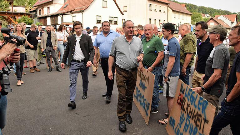 Der stellvertretende bayerische Ministerpräsident Hubert Aiwanger hatte sich am Samstag bei Besuchen in Esselbach und Rechtenbach deutlich gegen ein Biosphärenreservat ausgesprochen. Der stellvertretende bayerische Ministerpräsident Hubert Aiwanger hatte sich am Samstag bei Besuchen in Esselbach und Rechtenbach deutlich gegen ein Biosphärenreservat ausgesprochen.