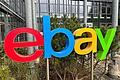 Logo von Ebay vor der Deutschland-Zentrale in Kleinmachnow       -  Ebay will künftig auch KI-Tools mit personenbezogenen Daten erstellen und nutzen. Wer das nicht möchte, muss widersprechen.
