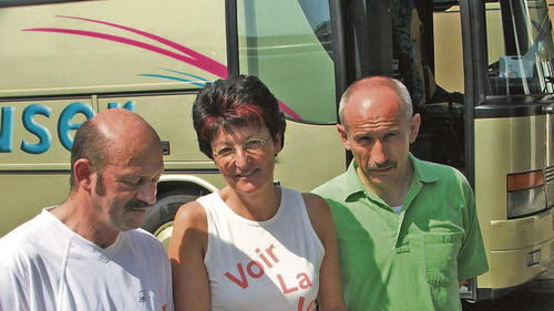 Die neuen EU-Sozialvorschriften bereiten den Busunternehmen vor allem logistische Probleme, da sich die Lenkzeiten für die Busfahrer deutlich verkürzt haben. Im Bild bespricht die Hofheimer Busunternehmerin Eva-Maria Wagenhäuser-Müller (Mitte) mit Busfahrer Edgar Wagenhäuser (links) die neue Regelung. Mit im Bild ihr Mann Xaver Müller (rechts), der mit ihr das Unternehmen leitet.       -  Die neuen EU-Sozialvorschriften bereiten den Busunternehmen vor allem logistische Probleme, da sich die Lenkzeiten für die Busfahrer deutlich verkürzt haben. Im Bild bespricht die Hofheimer Busunternehmerin Eva-Maria Wagenhäuser-Müller (Mitte) mit Busfahrer Edgar Wagenhäuser (links) die neue Regelung. Mit im Bild ihr Mann Xaver Müller (rechts), der mit ihr das Unternehmen leitet.