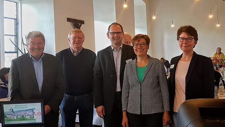 Erfolgreiche erste gemeinsame Tagung der Senioren und Frauen Union auf Burg Rothenfels mit 70 Teilnehmer. Unser Bild zeigt (von links) Johannes Sitter, Roland Metz von der Senioren Union, Michael Hombach, wirtschaftlicher Leiter der Burg, Bezirksrätin Maria Hoßmann von der Frauen Union und Dr. Antje Mikan, die Bildungsreferentin der Burg Rothenfels. Erfolgreiche erste gemeinsame Tagung der Senioren und Frauen Union auf Burg Rothenfels mit 70 Teilnehmer. Unser Bild zeigt (von links) Johannes Sitter, Roland Metz von der Senioren Union, Michael Hombach, wirtschaftlicher Leiter der Burg, Bezirksrätin Maria Hoßmann von der Frauen Union und Dr. Antje Mikan, die Bildungsreferentin der Burg Rothenfels.