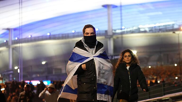 Frankreich - Israel       -  Israel-Fans reisten einem Bericht zufolge mit eigenen Bussen und Polizeigeleit ab.