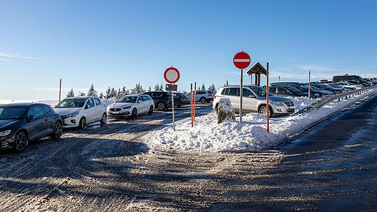 Rund 700 Parkplätze stehen auf der Wasserkuppe zur Verfügung. Insbesondere an den Wochenenden im Winter strömen die Besucher in Scharen auf den Berg. Da kommt das Parkplatz-Angebot an seine Grenzen.