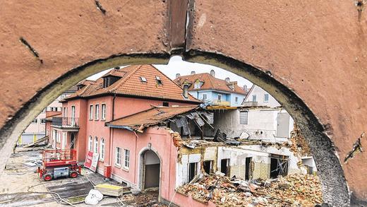 Der Abriss verläuft Zug um Zug: Jeden Tag verschwindet ein bisschen mehr der alten Bausubstanz der Sektkellerei Oppmann in der Martin-Luther-Straße. Bald werden hier 54 neue Mietwohnungen entstehen. Der Abriss verläuft Zug um Zug: Jeden Tag verschwindet ein bisschen mehr der alten Bausubstanz der Sektkellerei Oppmann in der Martin-Luther-Straße. Bald werden hier 54 neue Mietwohnungen entstehen.