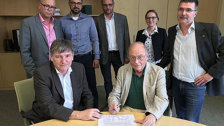 Unterschreiben „Würzburger Positionen“ gegen die Diskriminierung von Menschen mit Behinderung: (hinten von links) Thomas Heckner (Blindeninstitut), Simon Haupt (Mainfränkische Werkstätten), Rolf Müßig (Arche), Martina Sponholz (Lebenshilfe), Johannes Spielmann (Blindeninstitut) sowie (vorne von links) Bernhard Götz (St.-Josefs-Stift) und Hans Schöbel (Zentrum für Körperbehinderte). Unterschreiben „Würzburger Positionen“ gegen die Diskriminierung von Menschen mit Behinderung: (hinten von links) Thomas Heckner (Blindeninstitut), Simon Haupt (Mainfränkische Werkstätten), Rolf Müßig (Arche), Martina Sponholz (Lebenshilfe), Johannes Spielmann (Blindeninstitut) sowie (vorne von links) Bernhard Götz (St.-Josefs-Stift) und Hans Schöbel (Zentrum für Körperbehinderte).