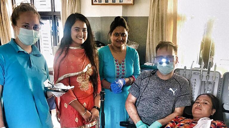 Im Behandlungsraum, links Laura Heilmann, Zweiter von rechts Zahnarzt Oliver Heilmann, der ehrenamtlich in Nepal behandelt. Im Behandlungsraum, links Laura Heilmann, Zweiter von rechts Zahnarzt Oliver Heilmann, der ehrenamtlich in Nepal behandelt.