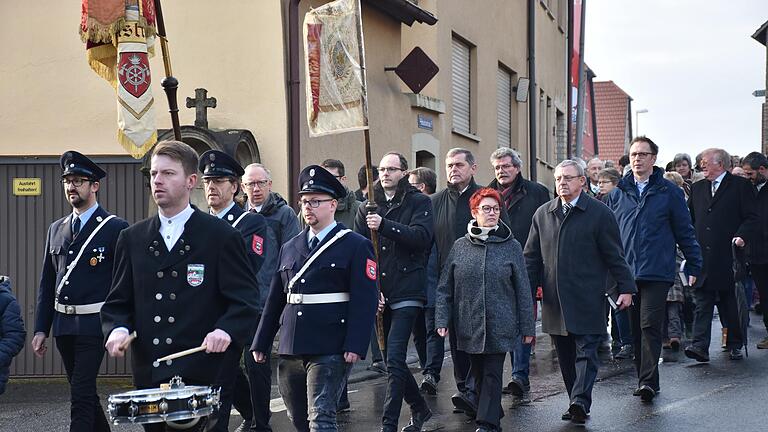 Nach dem Festgottesdienst zogen die Festgäste mit der Trachtenkapelle Müdesheim/Reuchelheim zum Empfang ins Feuerwehrhaus. Nach dem Festgottesdienst zogen die Festgäste mit der Trachtenkapelle Müdesheim/Reuchelheim zum Empfang ins Feuerwehrhaus.